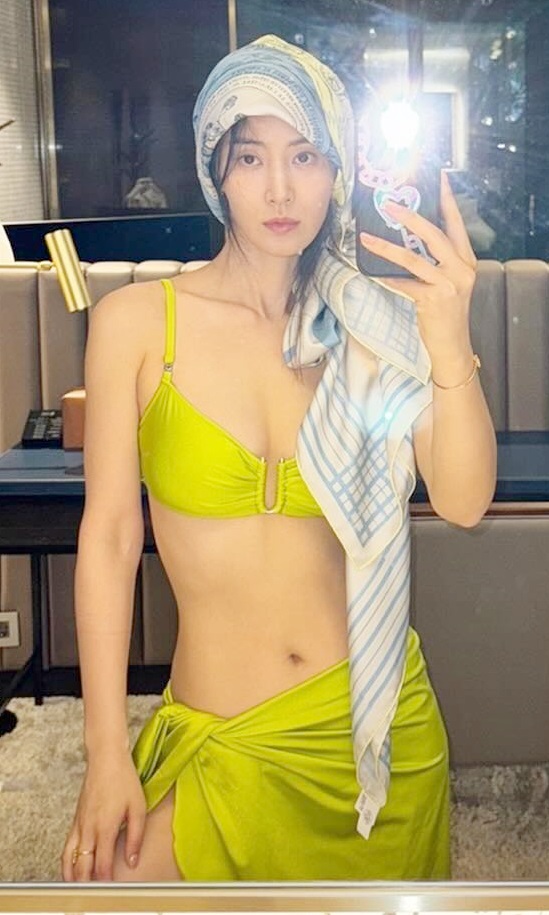 Yuri's bright string monokini, sensationally revealing her dizzying body