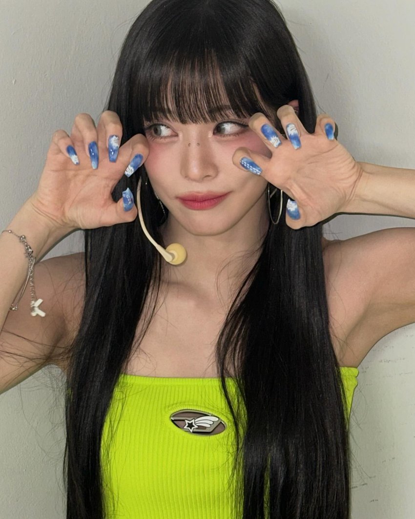 “Fromis_Nine’s Chaeyoung Lee captivates fans with her captivating energy!”