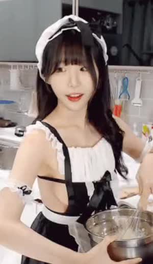 Edin Lin's special moment cooking in a captivating maid outfit