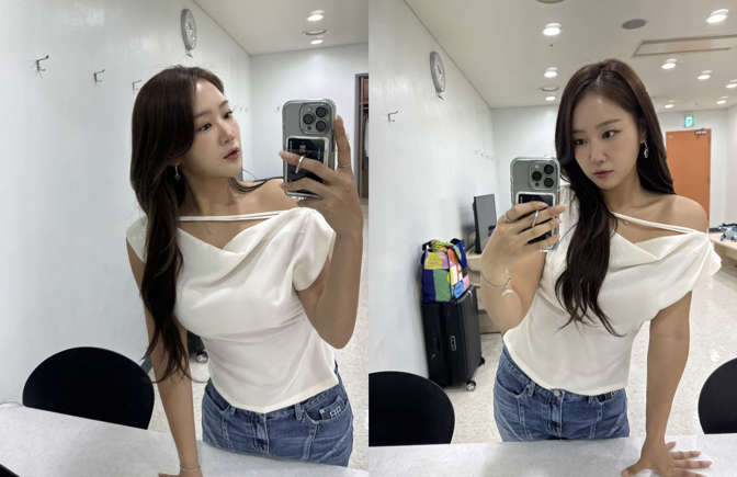 Soyou (32 years old), 'fresh beauty' with white + denim combination