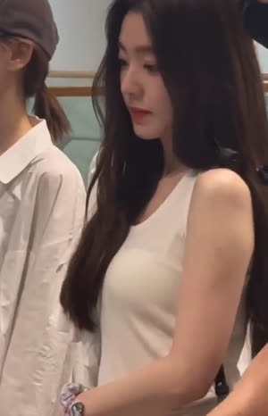 (SOUND)Red Velvet Irene's airport fashion for departure wearing sleeveless tops