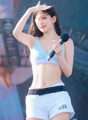 Fromis Nine Lee Chae-young Water Bomb Songol Songgol Sky blue bra top with water droplets Smooth abs