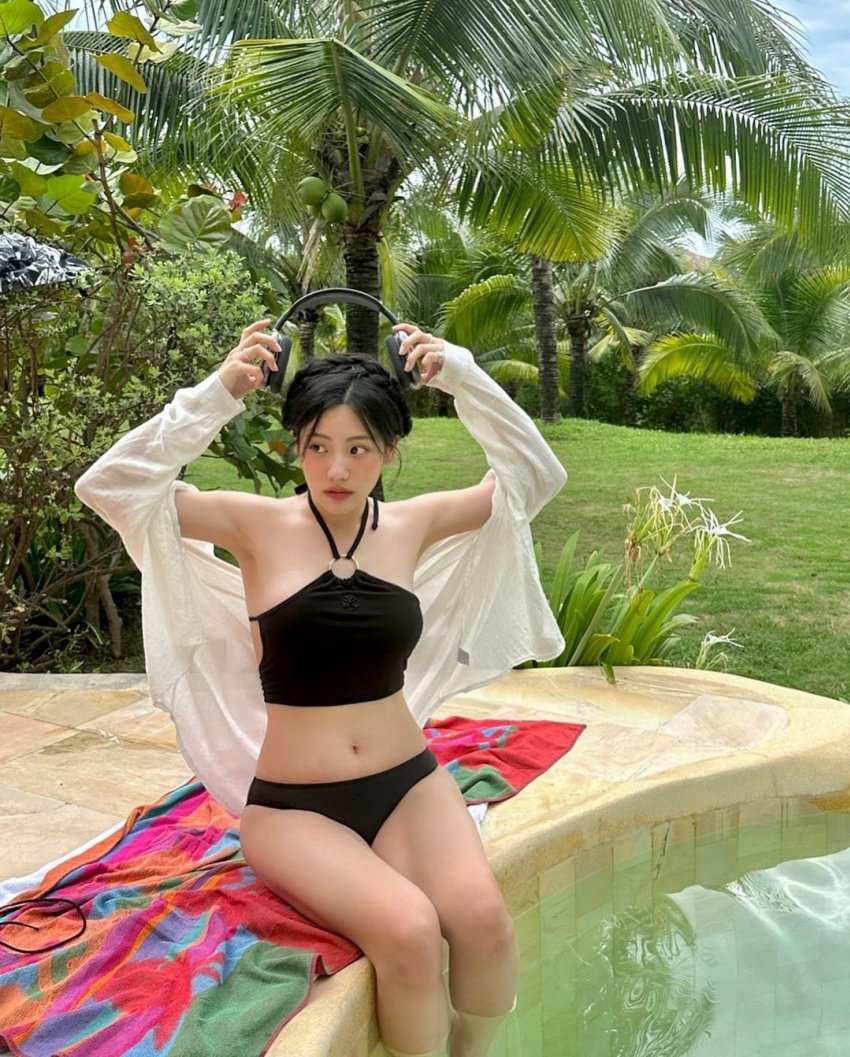 Gugudan Hyeyeon Bikini