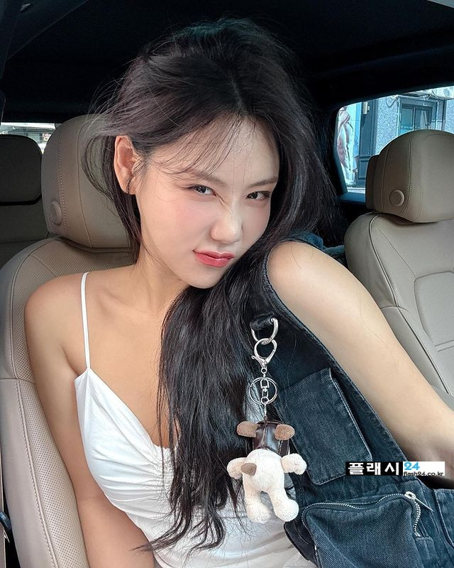 Jeon Bo-ram's strap slim one-piece selfie