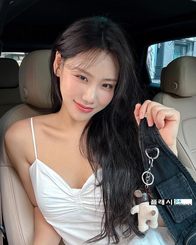 Jeon Bo-ram's strap slim one-piece selfie