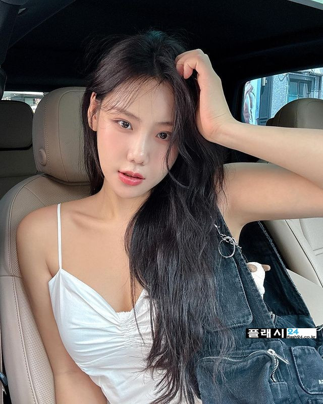 Jeon Bo-ram's strap slim one-piece selfie