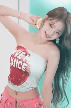 Fromis_Nine Lee Na-kyung, who works hard to look good, has a tube top