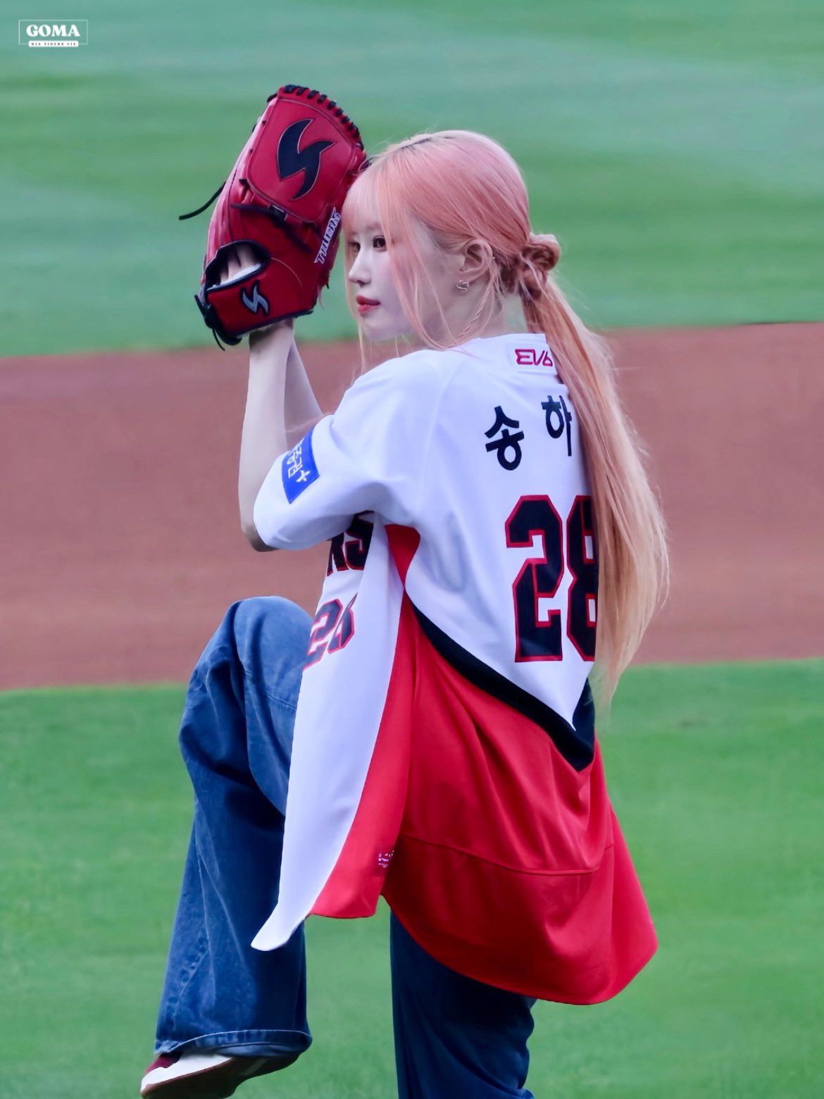 Song Ha-young ceremonial pitch