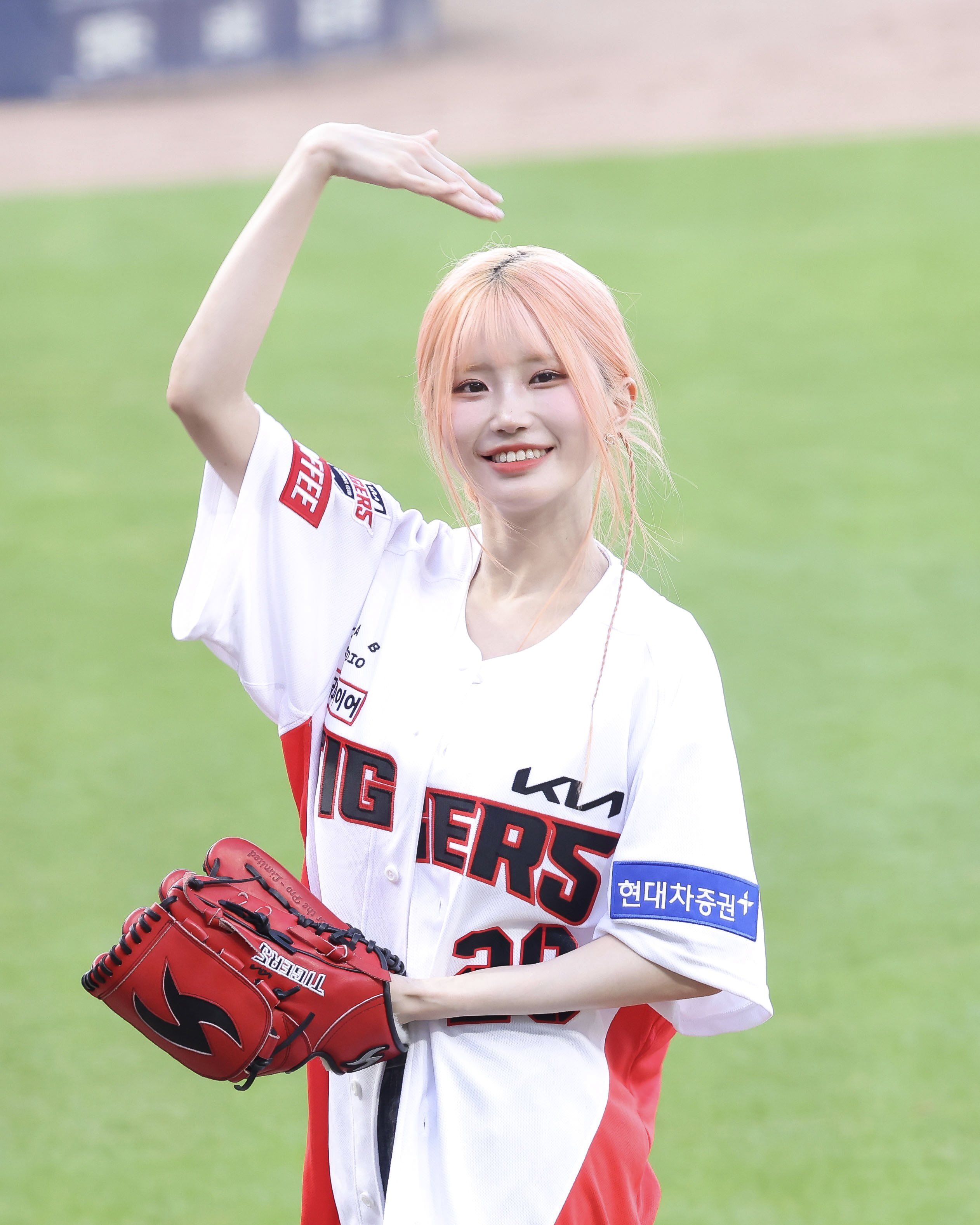 Song Ha-young ceremonial pitch