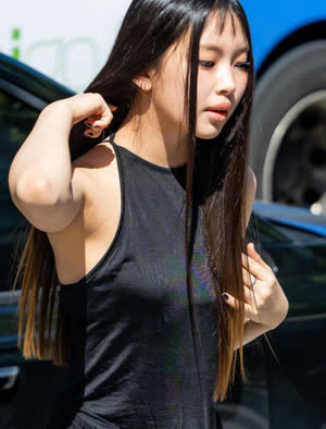 New Jeans Hyein thin black sleeveless armpits