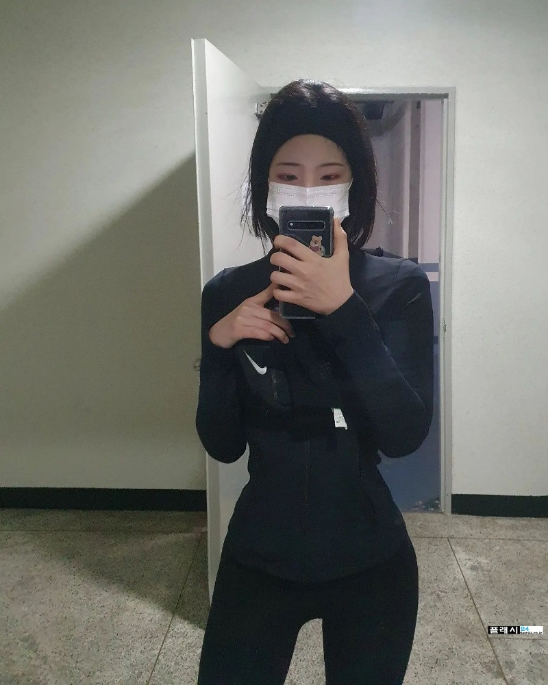 A running woman who looks pretty even when she takes off her mask