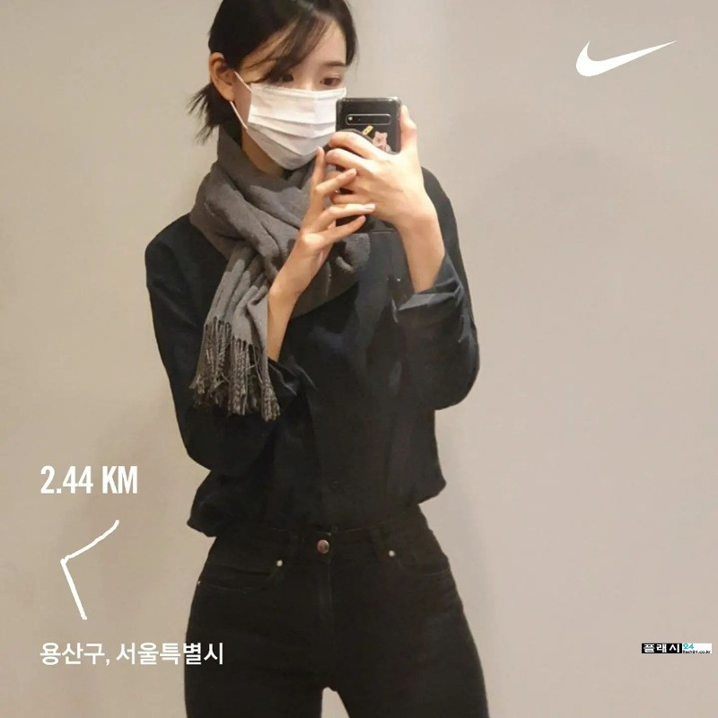 A running woman who looks pretty even when she takes off her mask