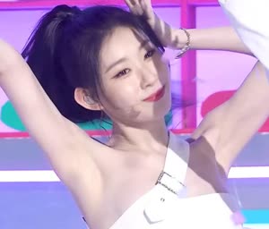 ITZY Chaeryeong sleeveless armpit upper chest