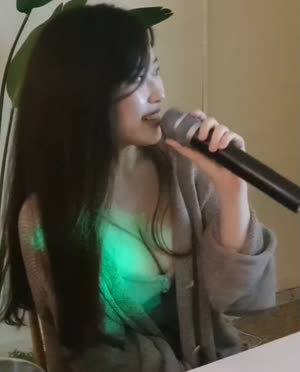 Soram-ing, who sings a song, and heavy cleavage even in casual clothes