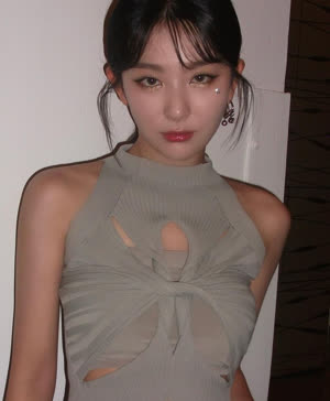 Red Velvet Seulgi's unique chest piece