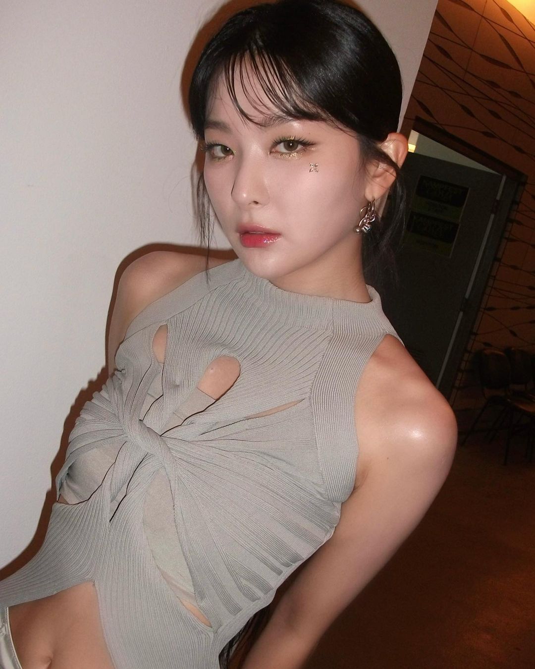 Red Velvet Seulgi's unique chest piece