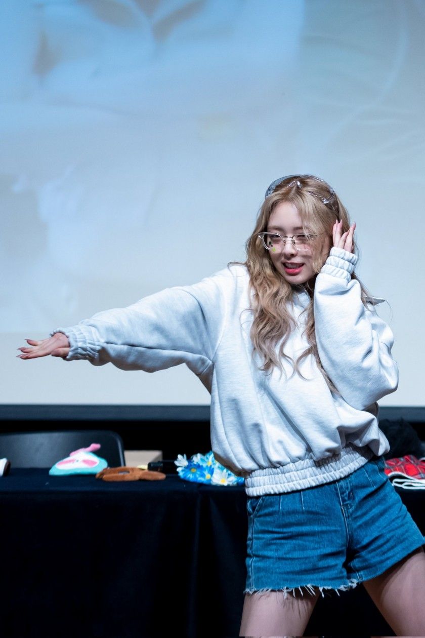 (SOUND)Cute blonde geek chic(?) swimming goggles ITZY Yuna's smooth thigh adductors