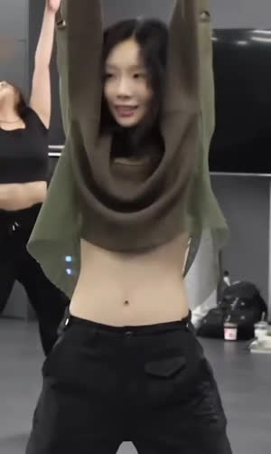 Behind the scenes of Taeyeon’s ‘Heaven’ choreography practice