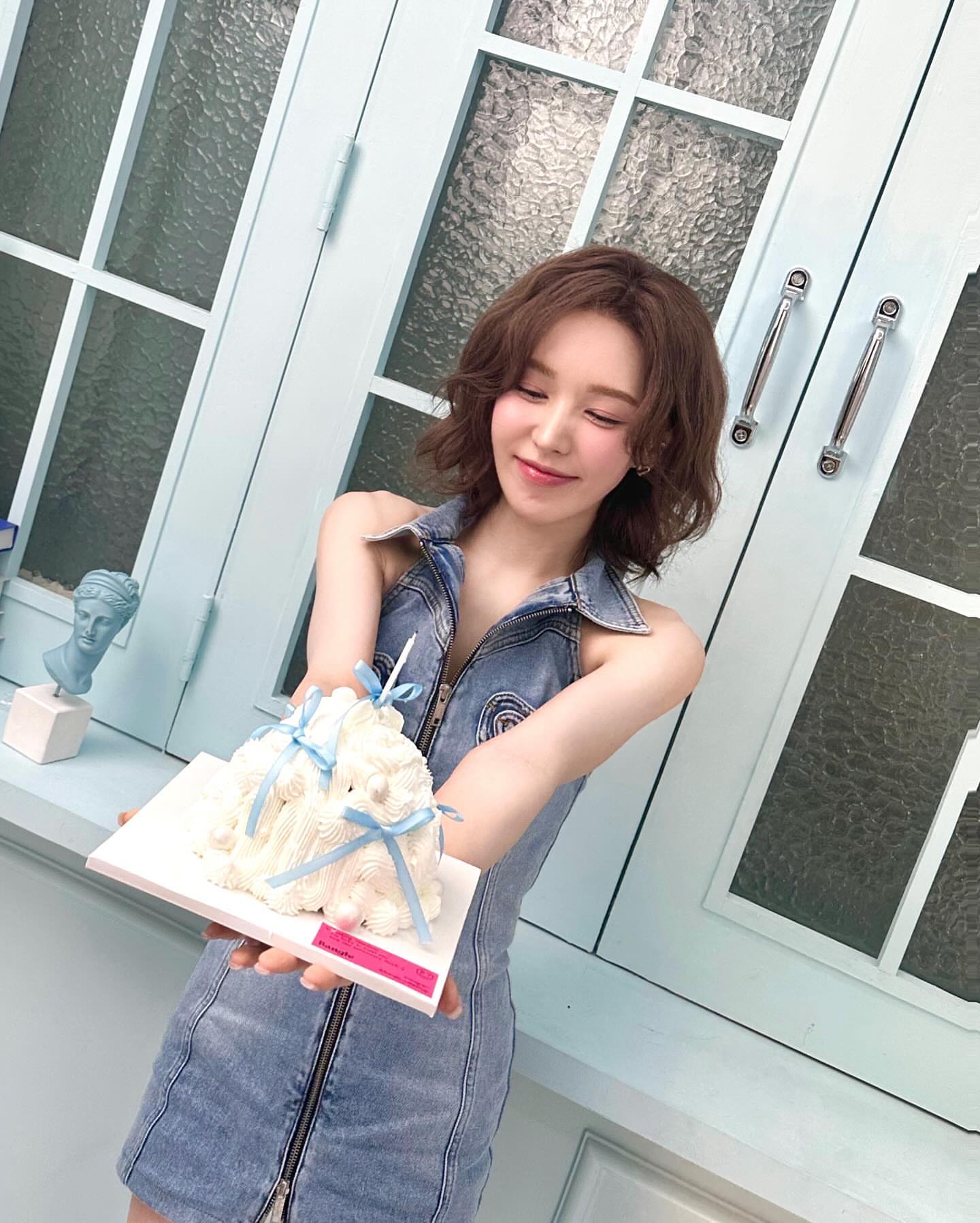 Red Velvet Wendy sleeveless denim one-piece zipper open unguarded cleavage