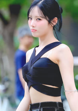 Fromis Nine Park Ji-won Bulky black ribbed tube top