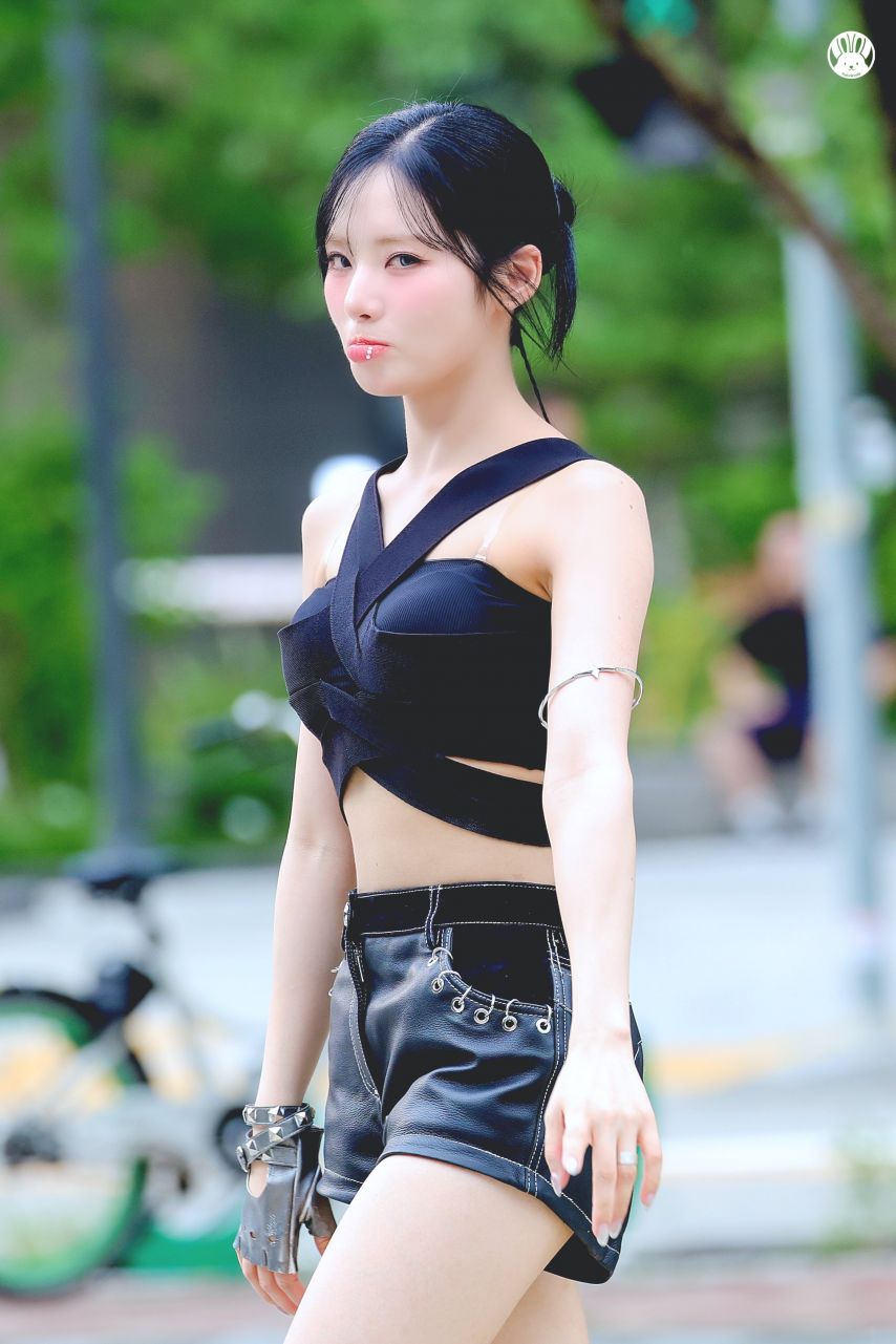 Fromis Nine Park Ji-won Bulky black ribbed tube top