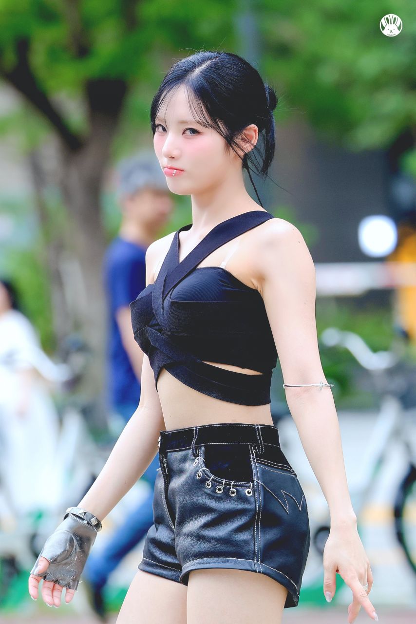 Fromis Nine Park Ji-won Bulky black ribbed tube top