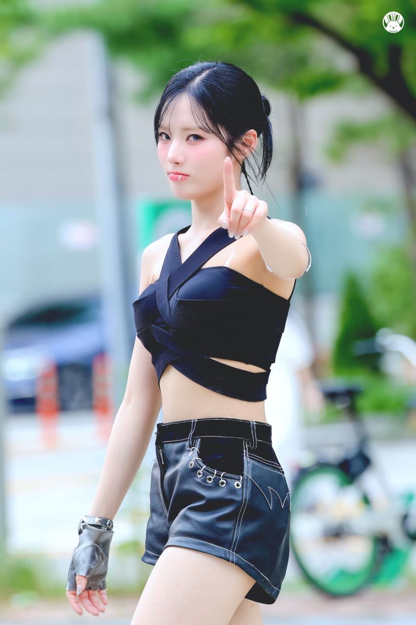 Fromis Nine Park Ji-won Bulky black ribbed tube top