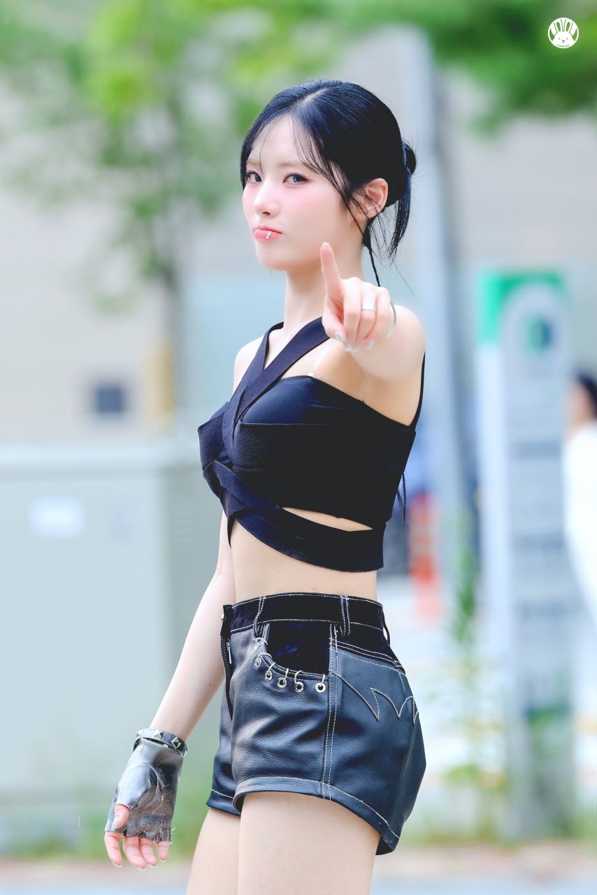 Fromis Nine Park Ji-won Bulky black ribbed tube top