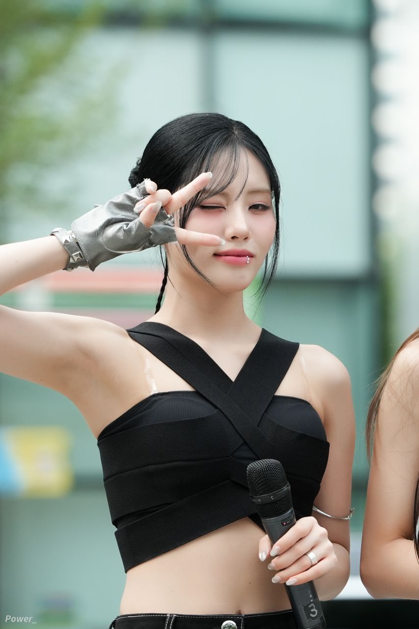 Fromis Nine Park Ji-won Bulky black ribbed tube top