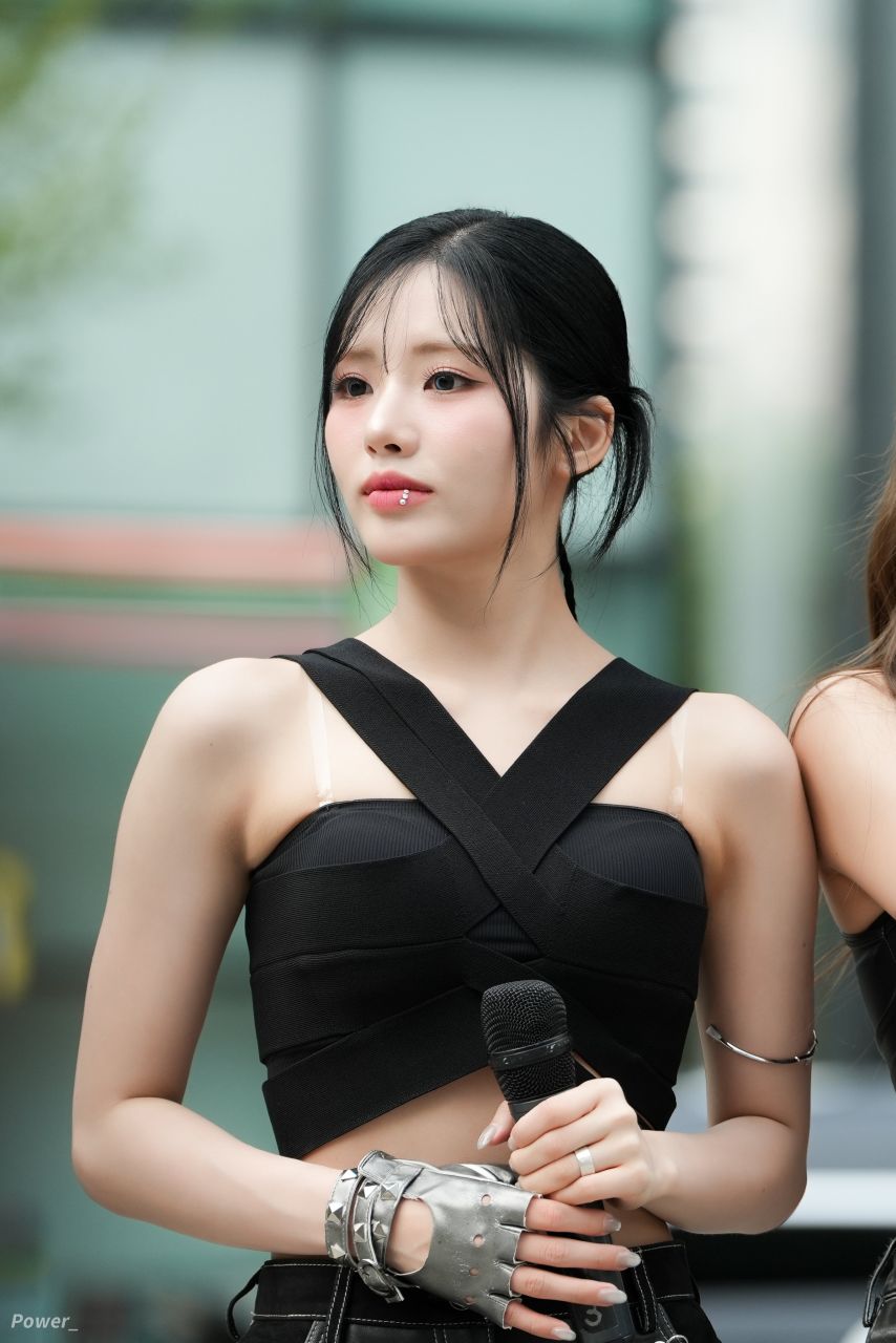 Fromis Nine Park Ji-won Bulky black ribbed tube top