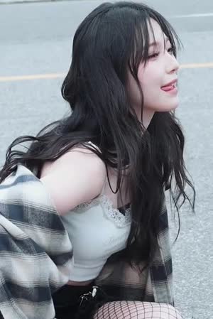 Baek Ji-heon, the youngest member of Fromis_Nine, is becoming increasingly desirable.