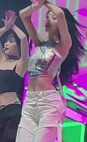 ITZY ITZY Yuna's thin waist and belly button