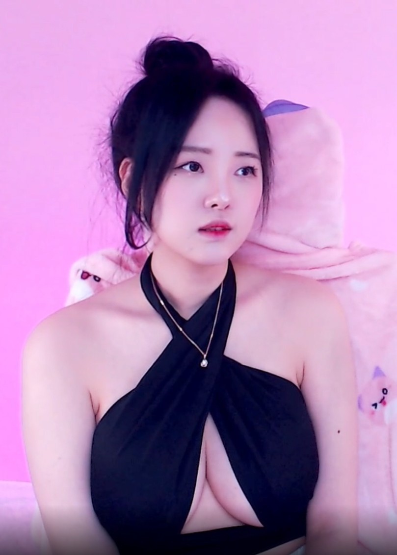 [Kim Ha-seon] Kim Ha-seon wearing a devastating black halter neck and heavy cleavage.jpg