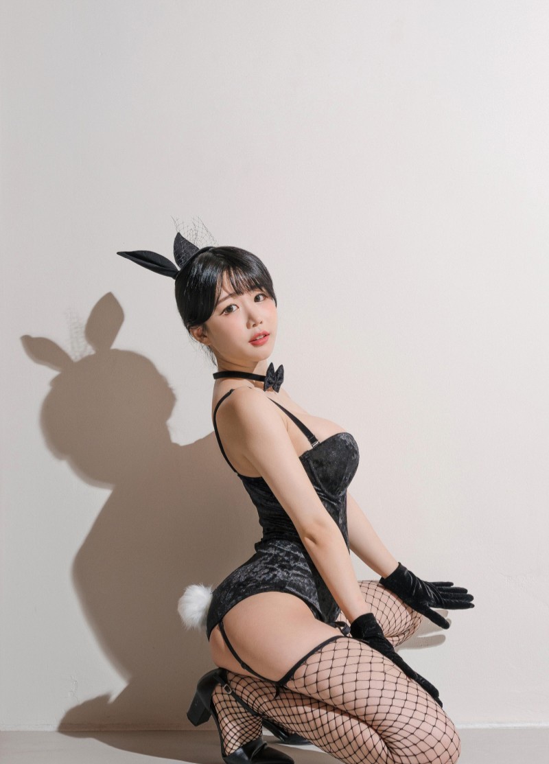 Edirin black velvet high leg fishnet stockings bunny girl pictorial