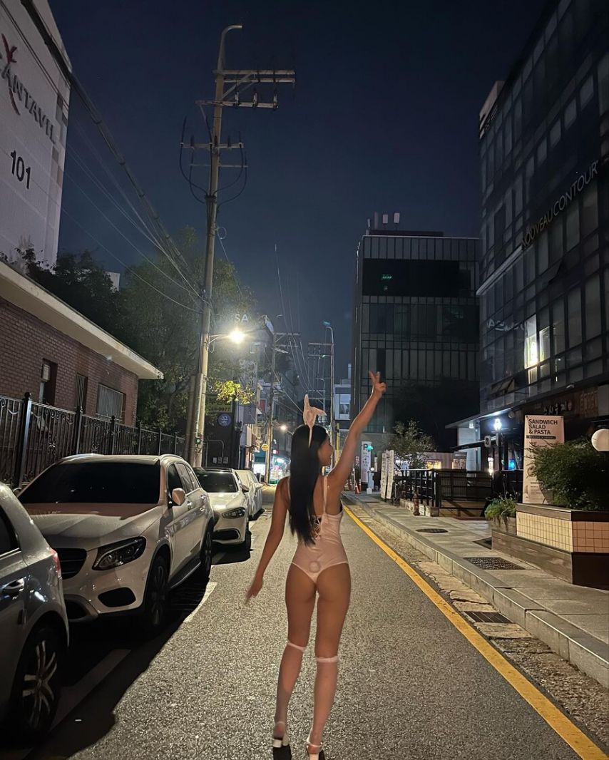 Apgujeong Outdoor Exposure Bunny Girl