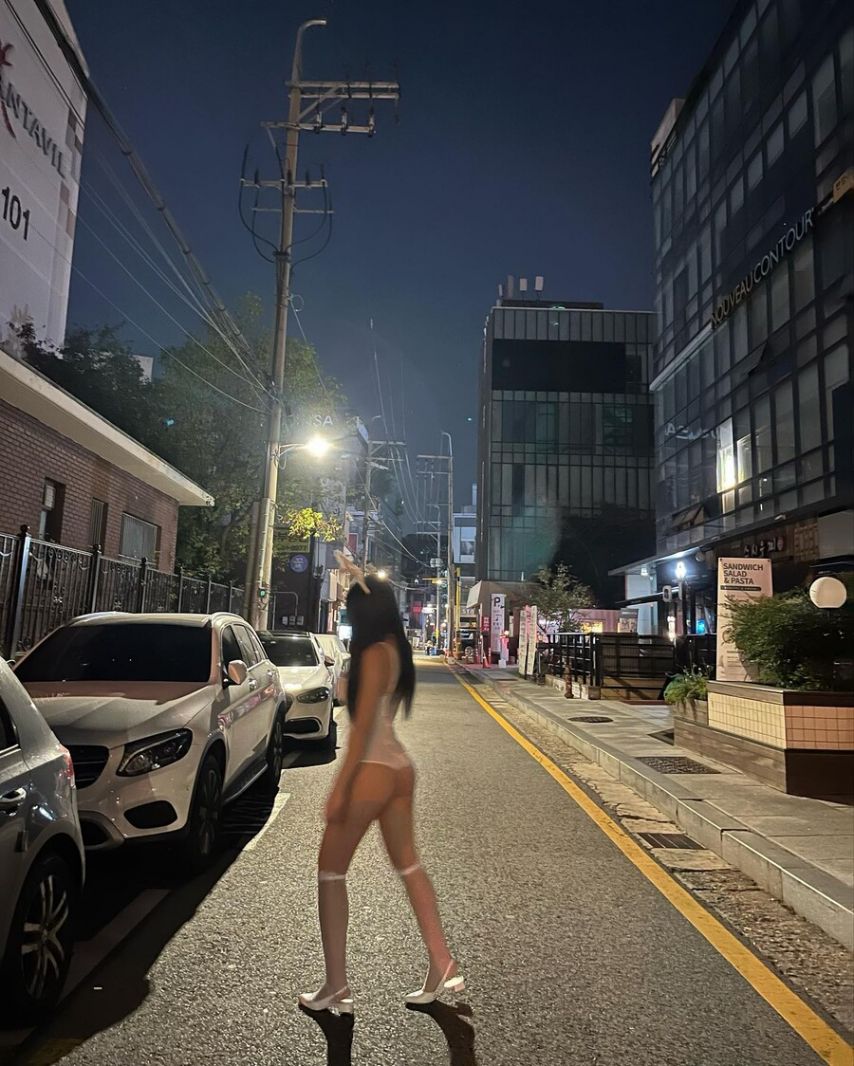 Apgujeong Outdoor Exposure Bunny Girl