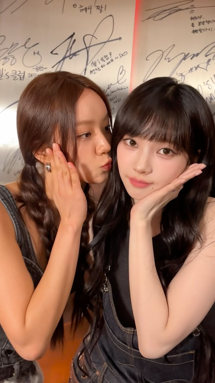 Hyeri confidently goes in to get a two-shot with Karina.jpg (2)