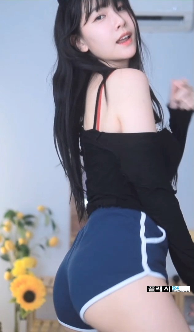 Lee A-rin's hip line wearing dolphin