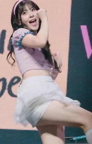 StayC Se-eun's pure white thighs at the fan meeting