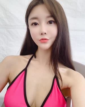 Racing model Choi Seul-gi pink bikini