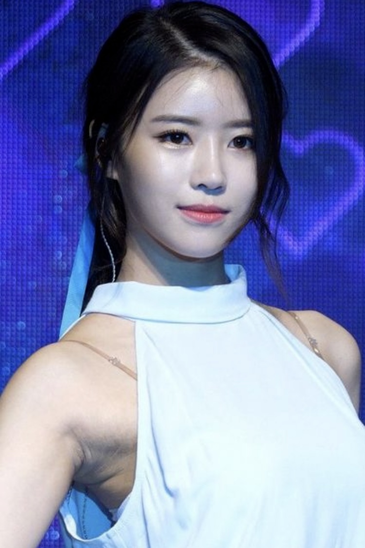 Mijoo's aggressive armpits