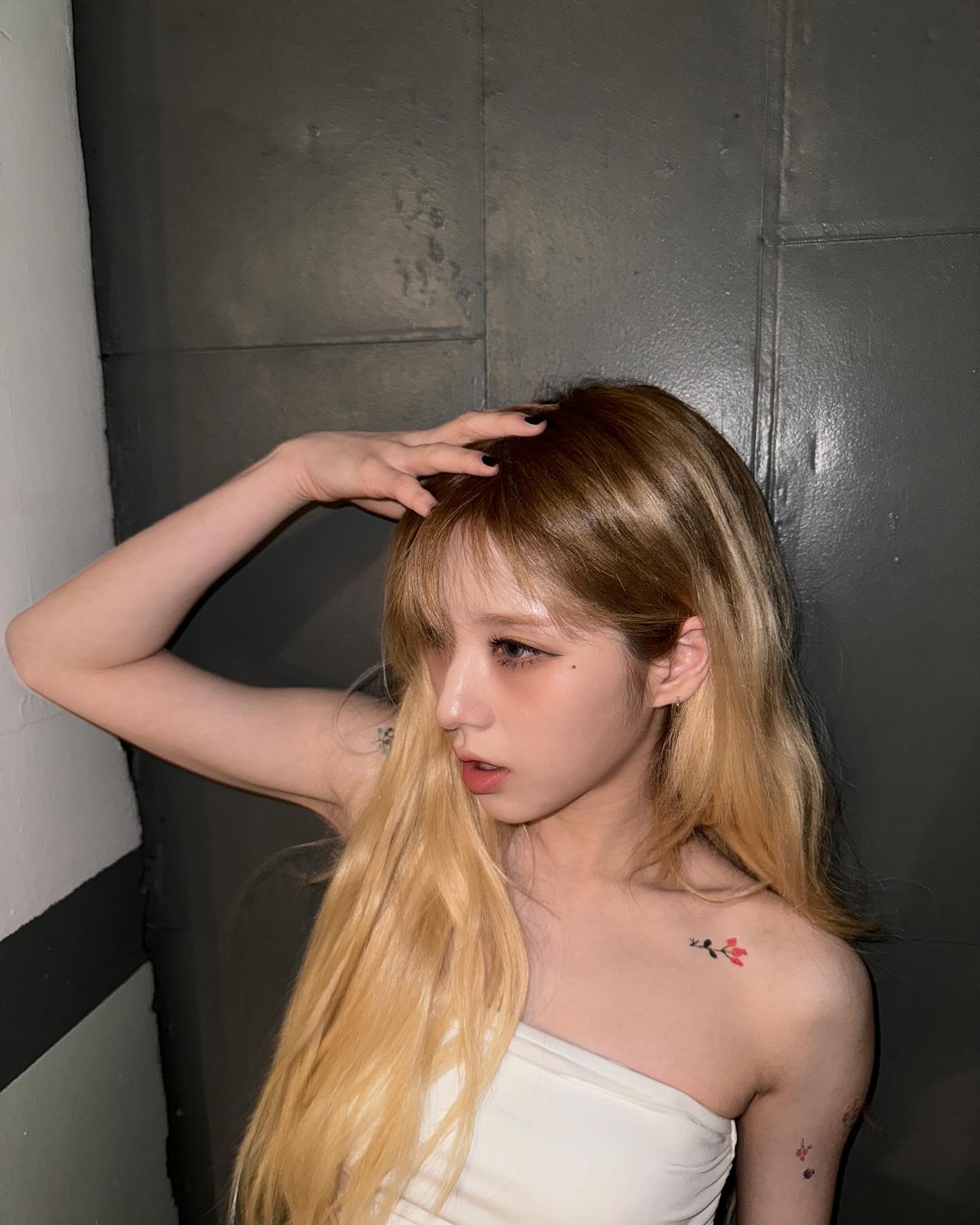 ARTMS Artemis Heejin Instagram white tube top beauty