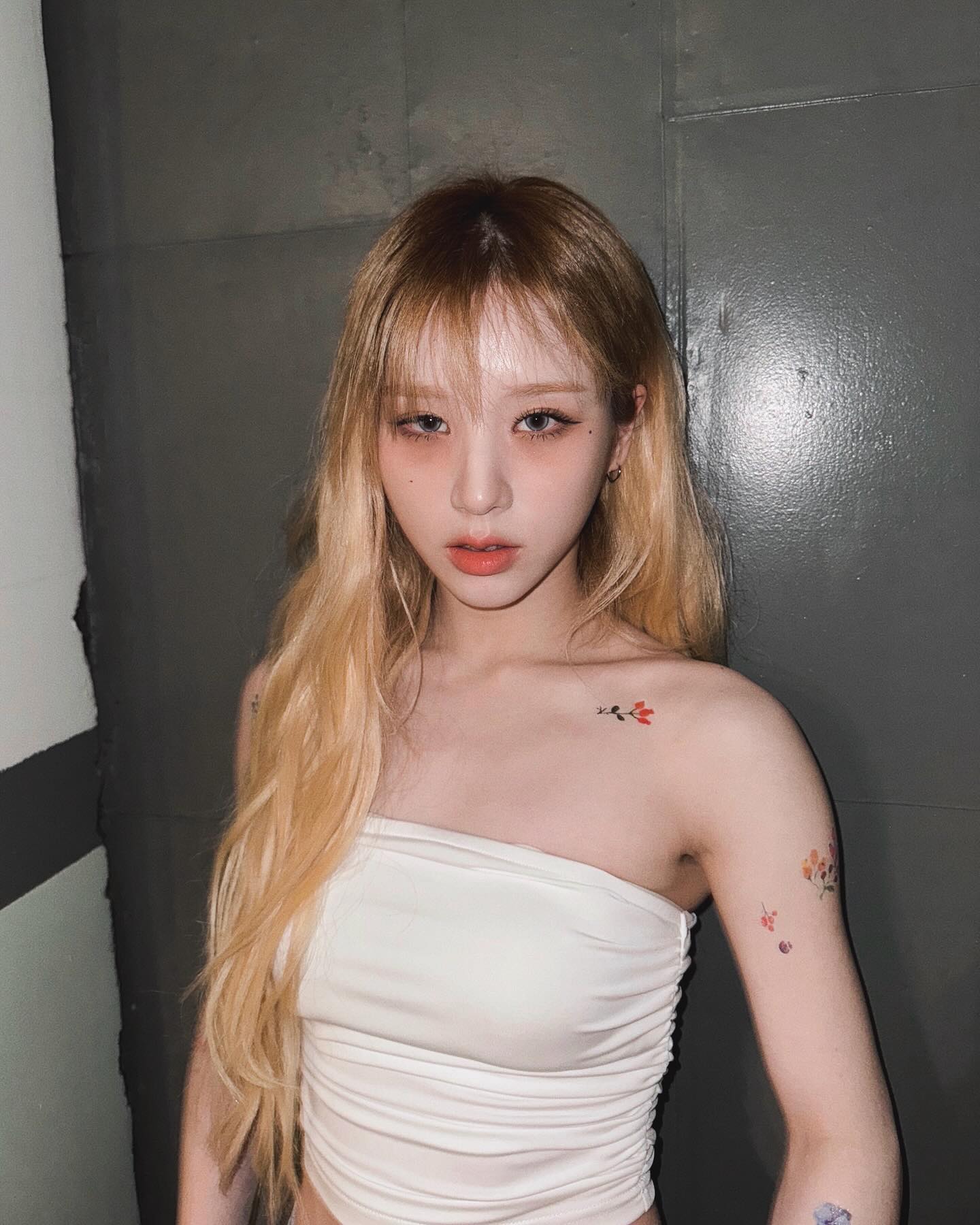 ARTMS Artemis Heejin Instagram white tube top beauty