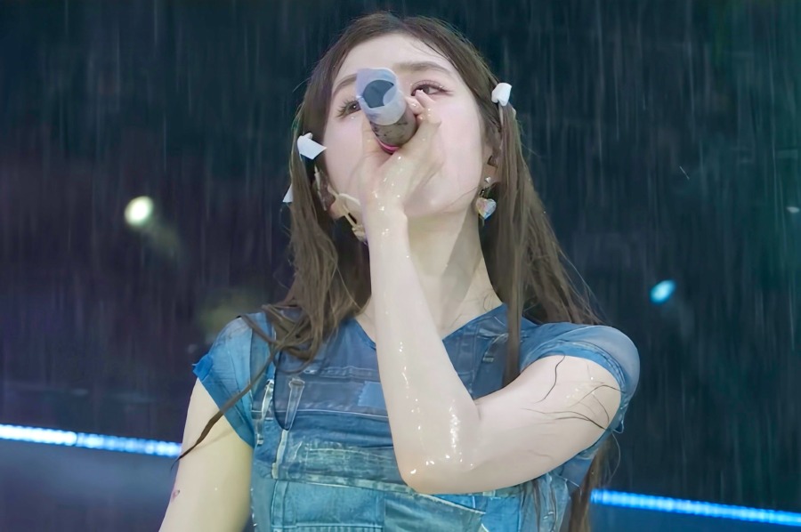 Red Velvet's Irene, sweating and getting caught in the rain