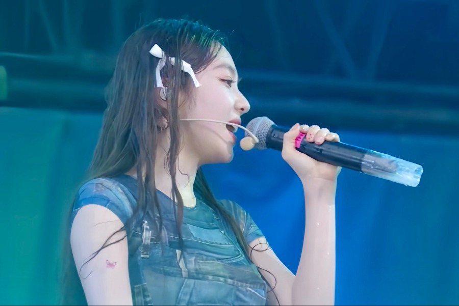 Red Velvet's Irene, sweating and getting caught in the rain