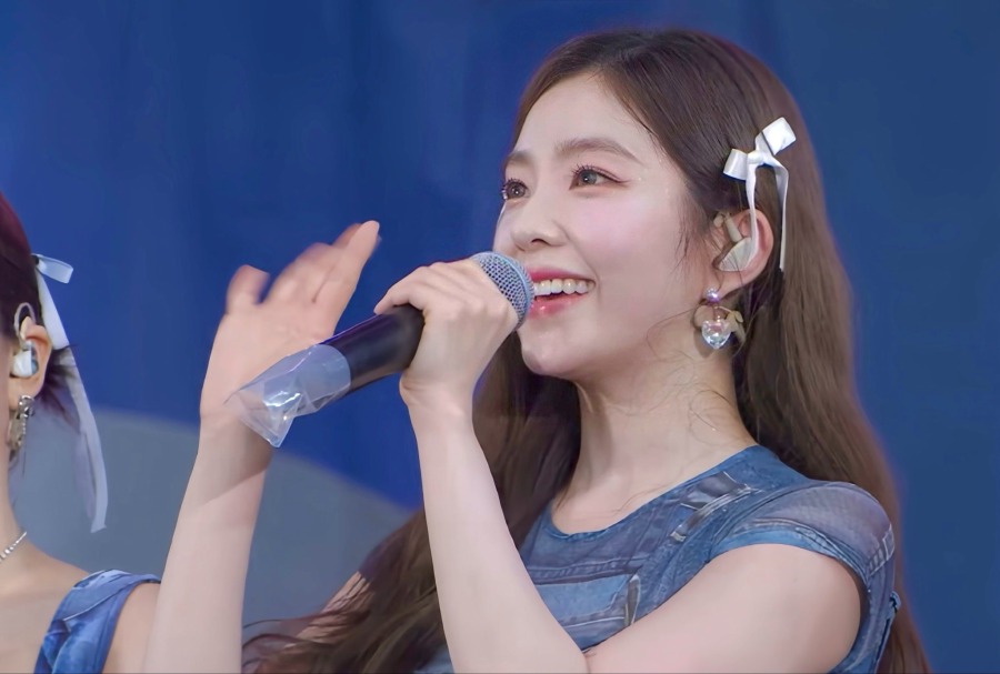 Red Velvet's Irene, sweating and getting caught in the rain