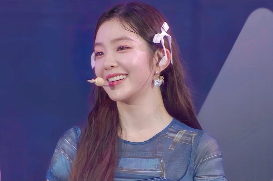 Red Velvet's Irene, sweating and getting caught in the rain