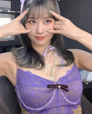 TWICE Momo Bora lingerie look cleavage