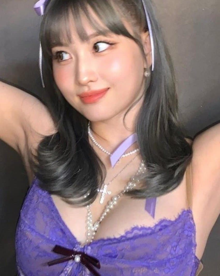 TWICE Momo Bora lingerie look cleavage