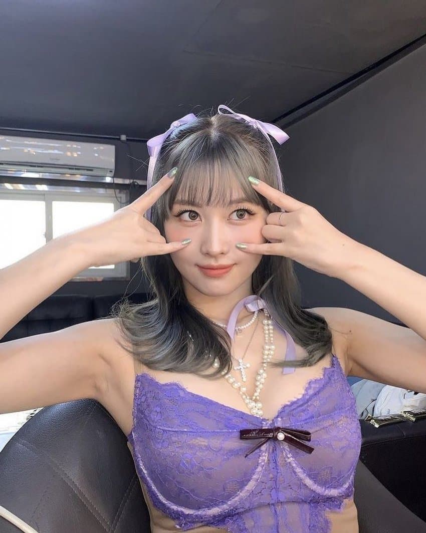 TWICE Momo Bora lingerie look cleavage